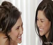 2 Brünetten im Bett