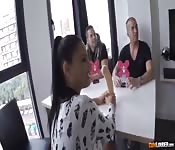Sexy Teenie hat mit 2 reifen Männern den besten Sex