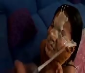 Sperma über ihr ganzes Gesicht