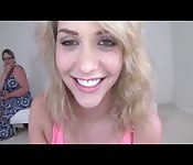 Junge Draufgängernutte bläst Jeansträger einen